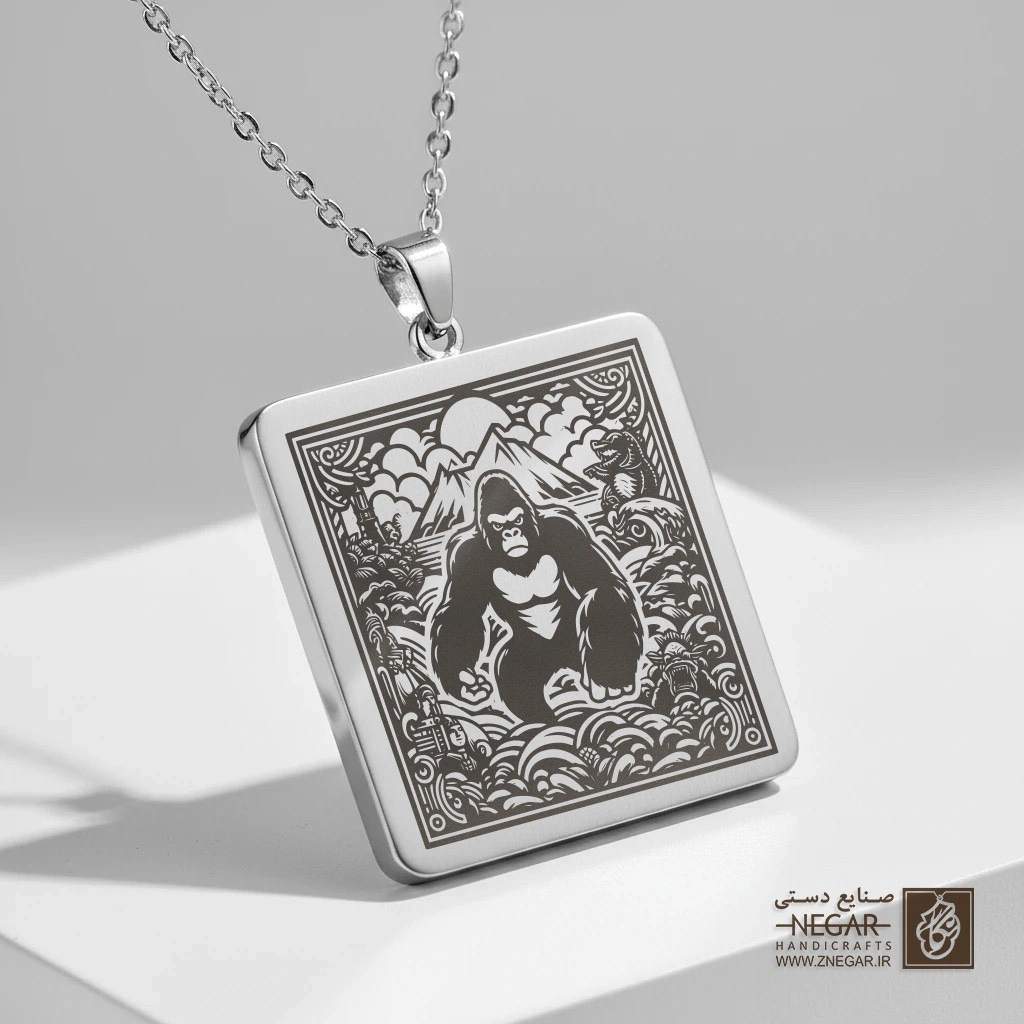 گردنبند طرح گوریل در طبیعت (حکاکی لیزری فایبر، مدل قاب مربع) کد 502052