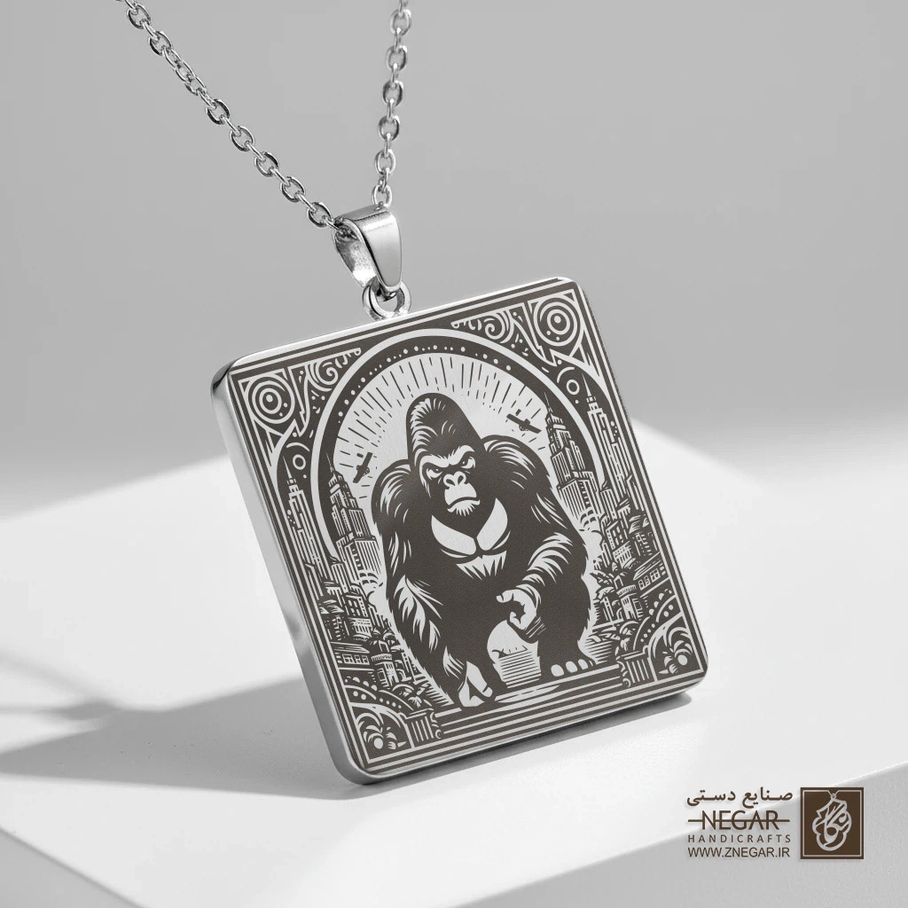گردنبند طرح گوریل متفکر و هنری (حکاکی لیزری فایبر، مدل قاب مربع) کد 502058