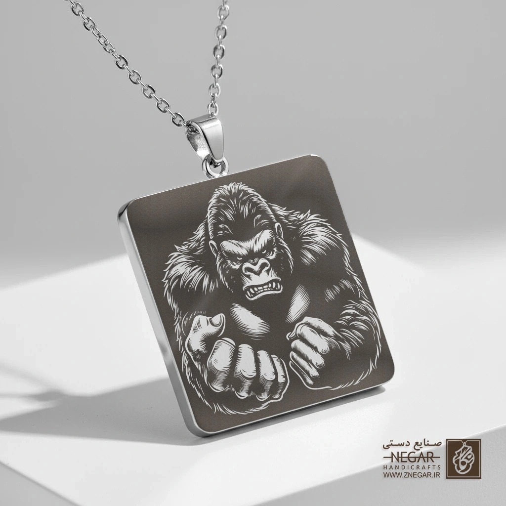 گردنبند طرح مشت کینگ کونگ (حکاکی لیزری فایبر، مدل قاب مربع) کد 502060