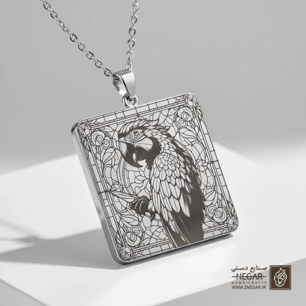 گردنبند طرح طوطی ماکائو در طبیعت (حکاکی لیزری فایبر، مدل قاب مربع) کد 502162