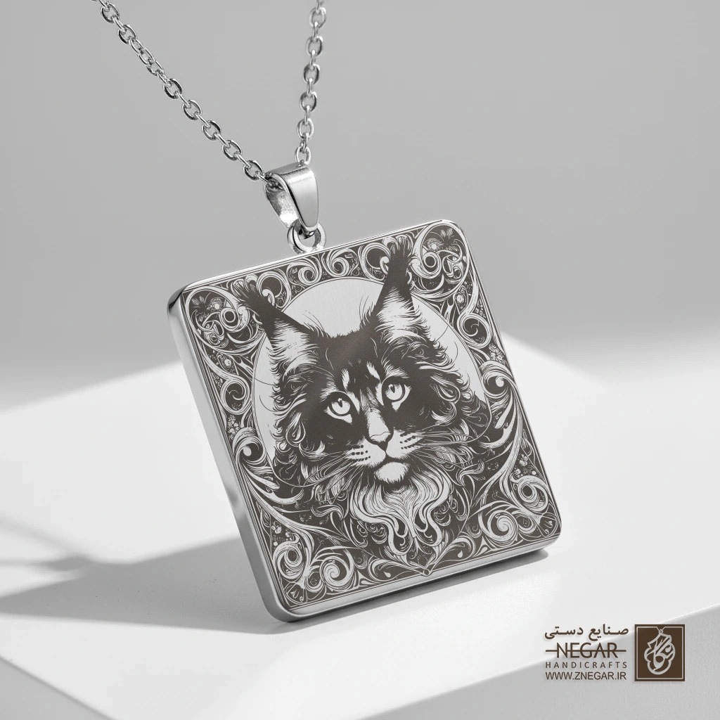 گردنبند طرح گربه مین کون در قاب اسلیمی (حکاکی لیزری فایبر، مدل قاب مربع) کد 502166