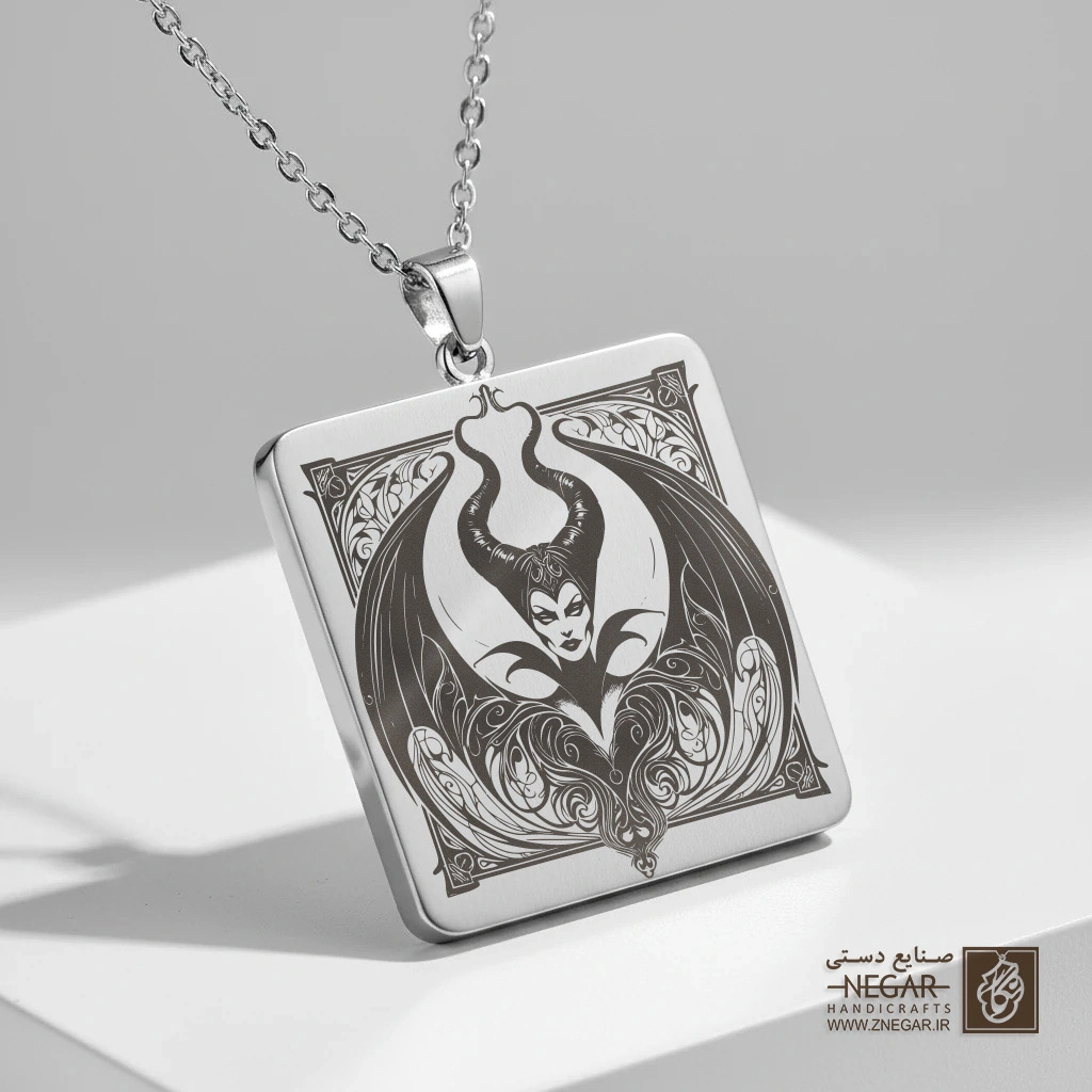 گردنبند طرح ملیفیسنت (Maleficent) بالدار (حکاکی لیزری فایبر، مدل قاب مربع) کد 502169