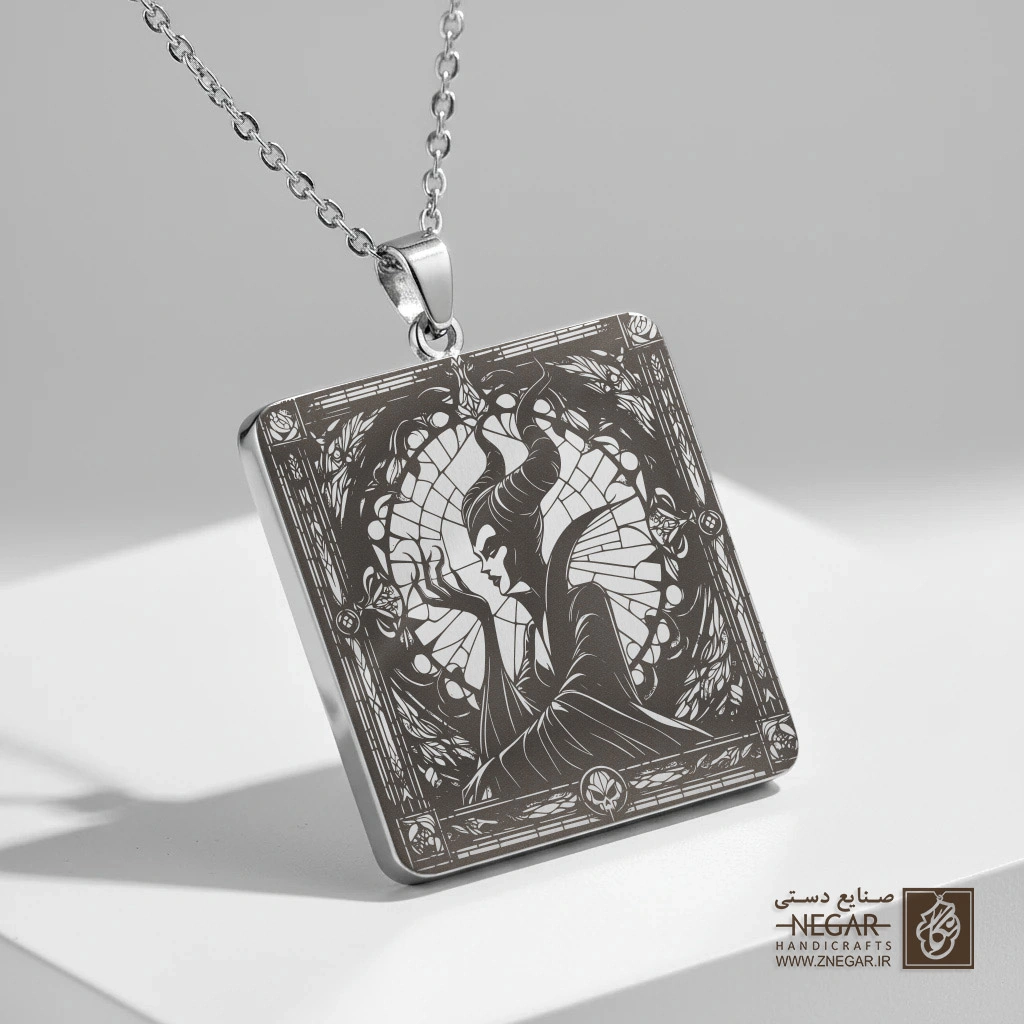 گردنبند طرح ملیفیسنت در قاب جادویی (حکاکی لیزری فایبر، مدل قاب مربع) کد 502170