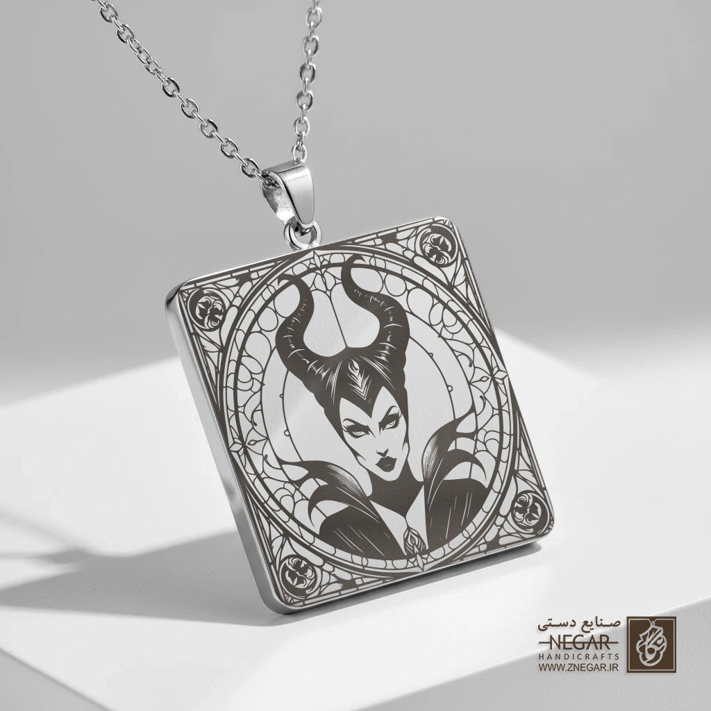 گردنبند طرح چهره ملیفیسنت (حکاکی لیزری فایبر، مدل قاب مربع) کد 502183