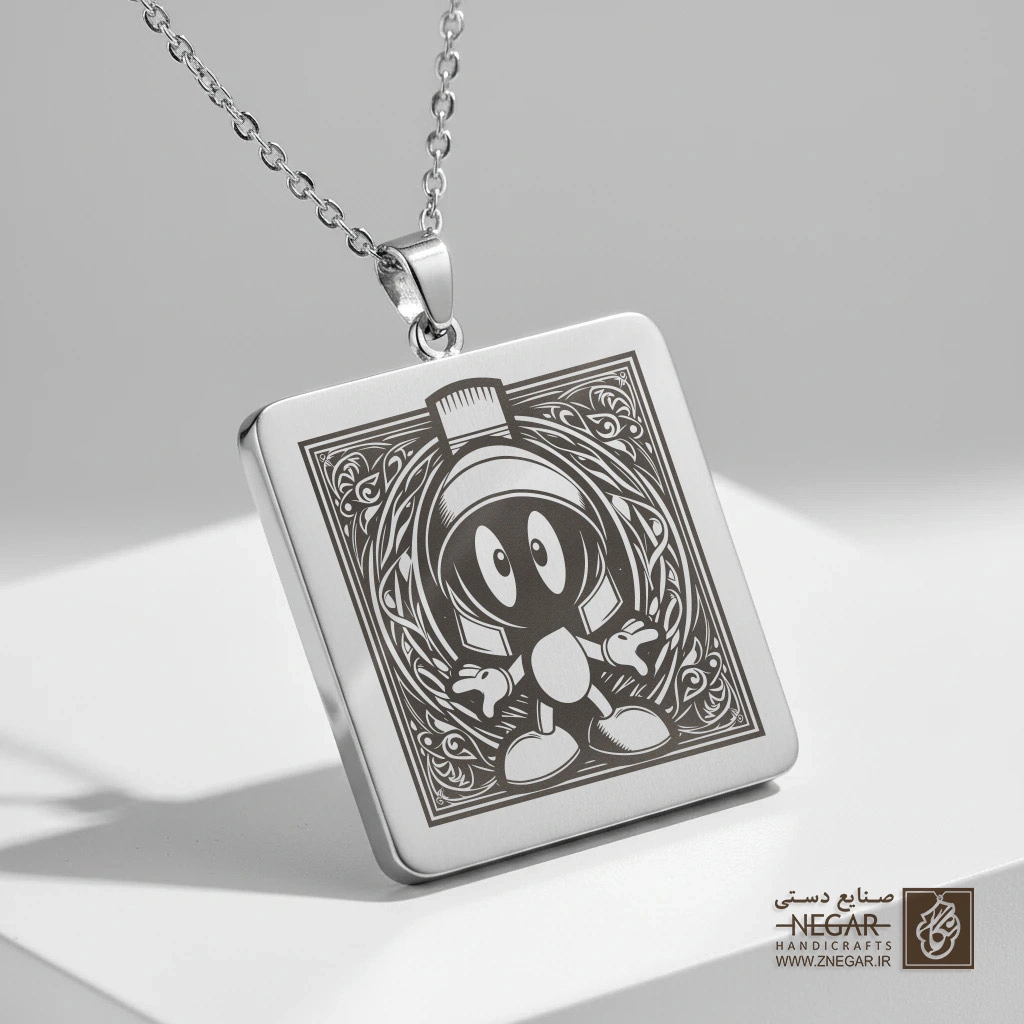 گردنبند طرح مروین مریخی کلاسیک (حکاکی لیزری فایبر، مدل قاب مربع) کد 502222