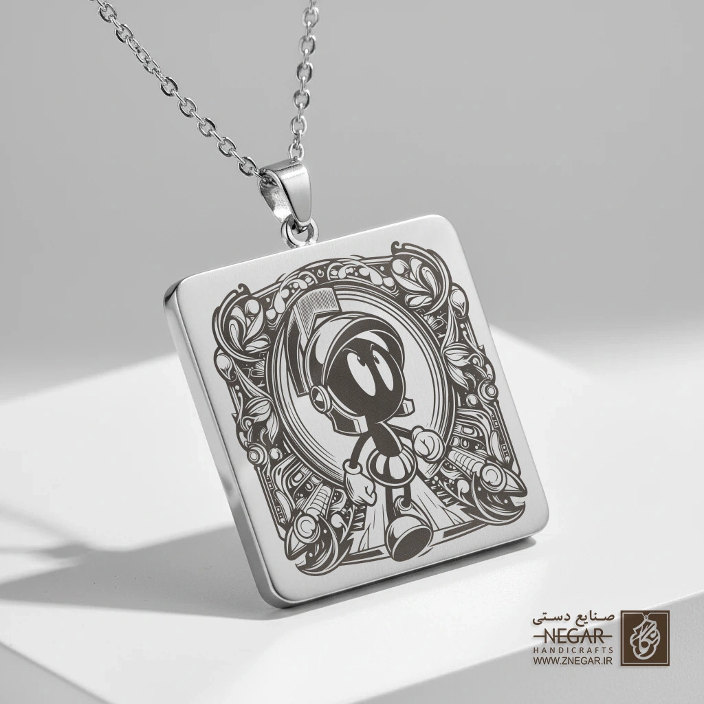 گردنبند طرح مروین مریخی ایستاده (حکاکی لیزری فایبر، مدل قاب مربع) کد 502223