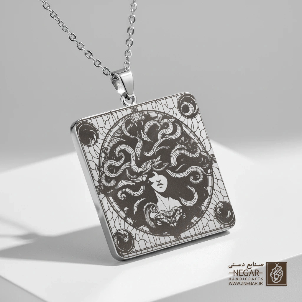 گردنبند طرح مدوسا در قاب دایره‌ای (حکاکی لیزری فایبر، مدل قاب مربع) کد 502238