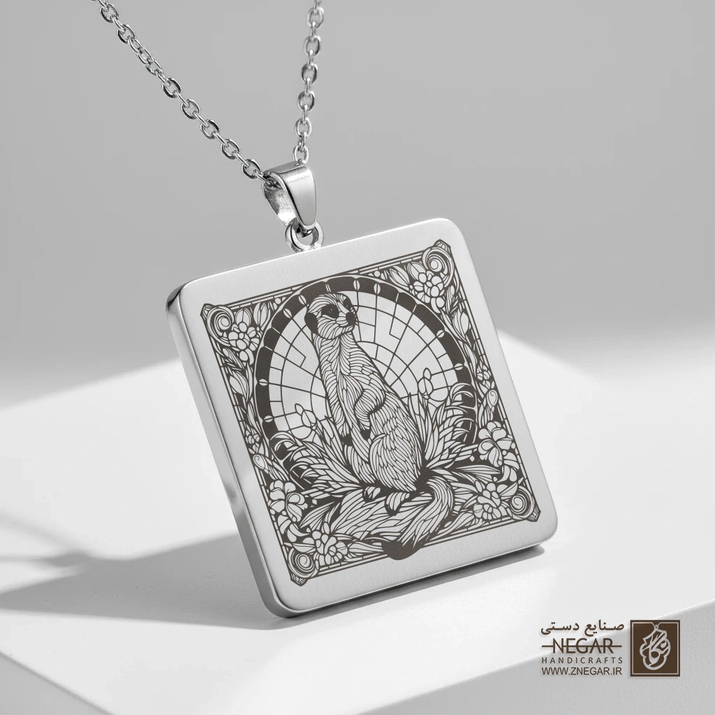 گردنبند طرح میرکات در قاب طبیعت (حکاکی لیزری فایبر، مدل قاب مربع) کد 502243
