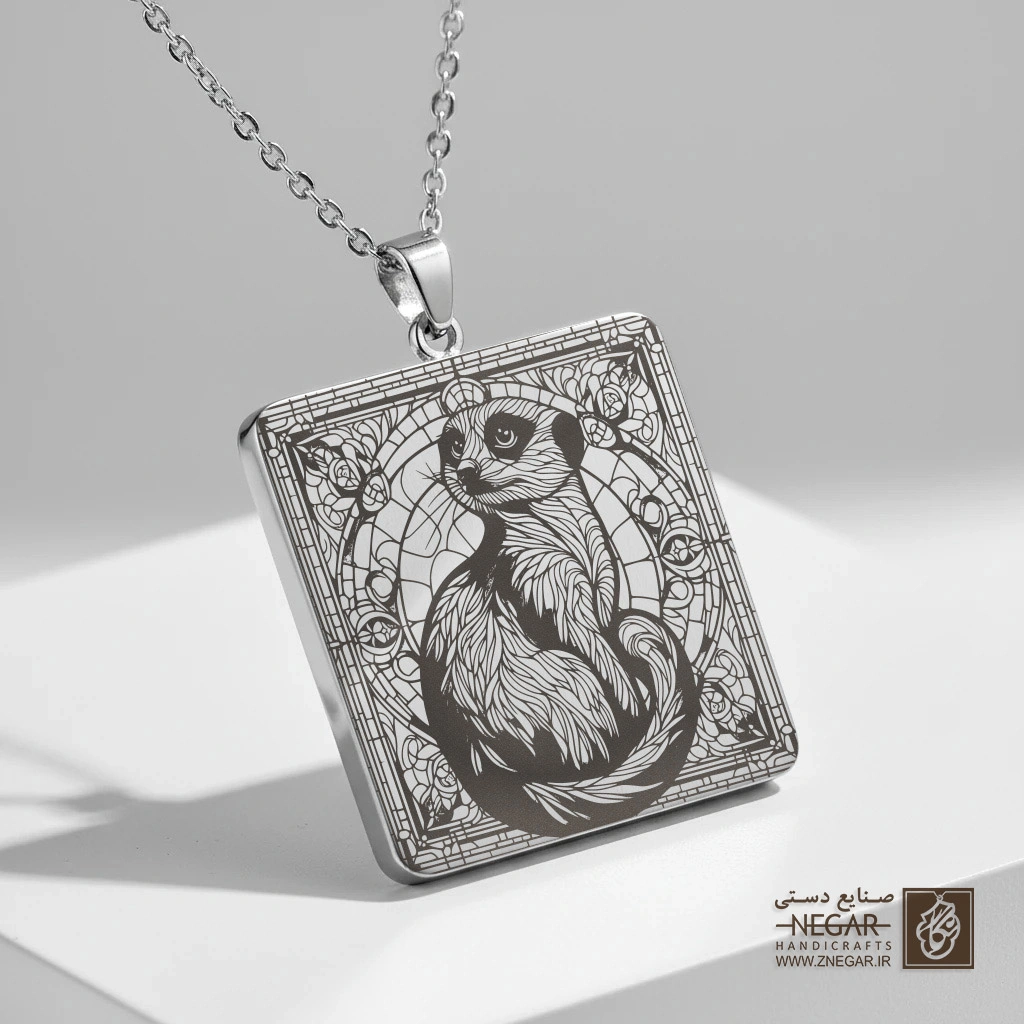 گردنبند طرح میرکات نشسته در قاب (حکاکی لیزری فایبر، مدل قاب مربع) کد 502245