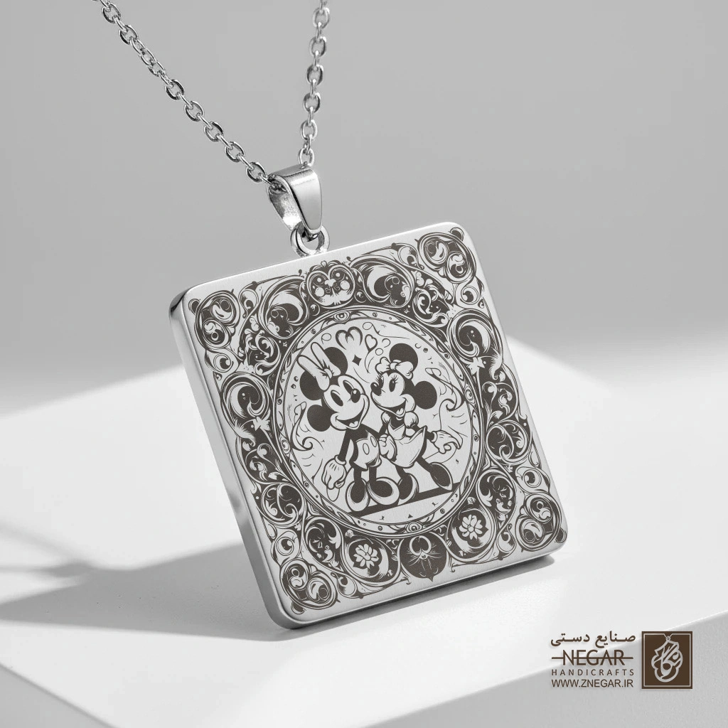 گردنبند طرح میکی و مینی موس ایستاده (حکاکی لیزری فایبر، مدل قاب مربع) کد 502271