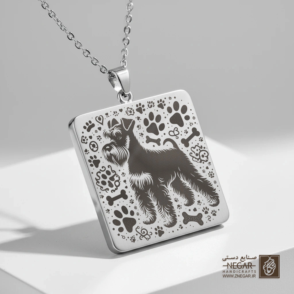گردنبند طرح فیگور سگ مینیاتور اشناوزر (حکاکی لیزری فایبر، مدل قاب مربع) کد 502306
