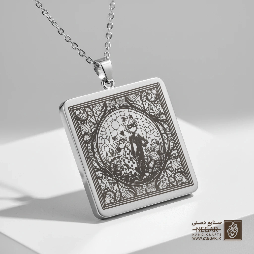 گردنبند طرح دختر کفشدوزکی و گربه سیاه (حکاکی لیزری فایبر، مدل قاب مربع) کد 502313