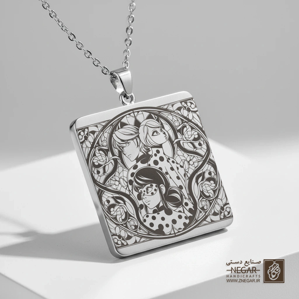 گردنبند طرح لیدی‌باگ در قاب ماندالا (حکاکی لیزری فایبر، مدل قاب مربع) کد 502315