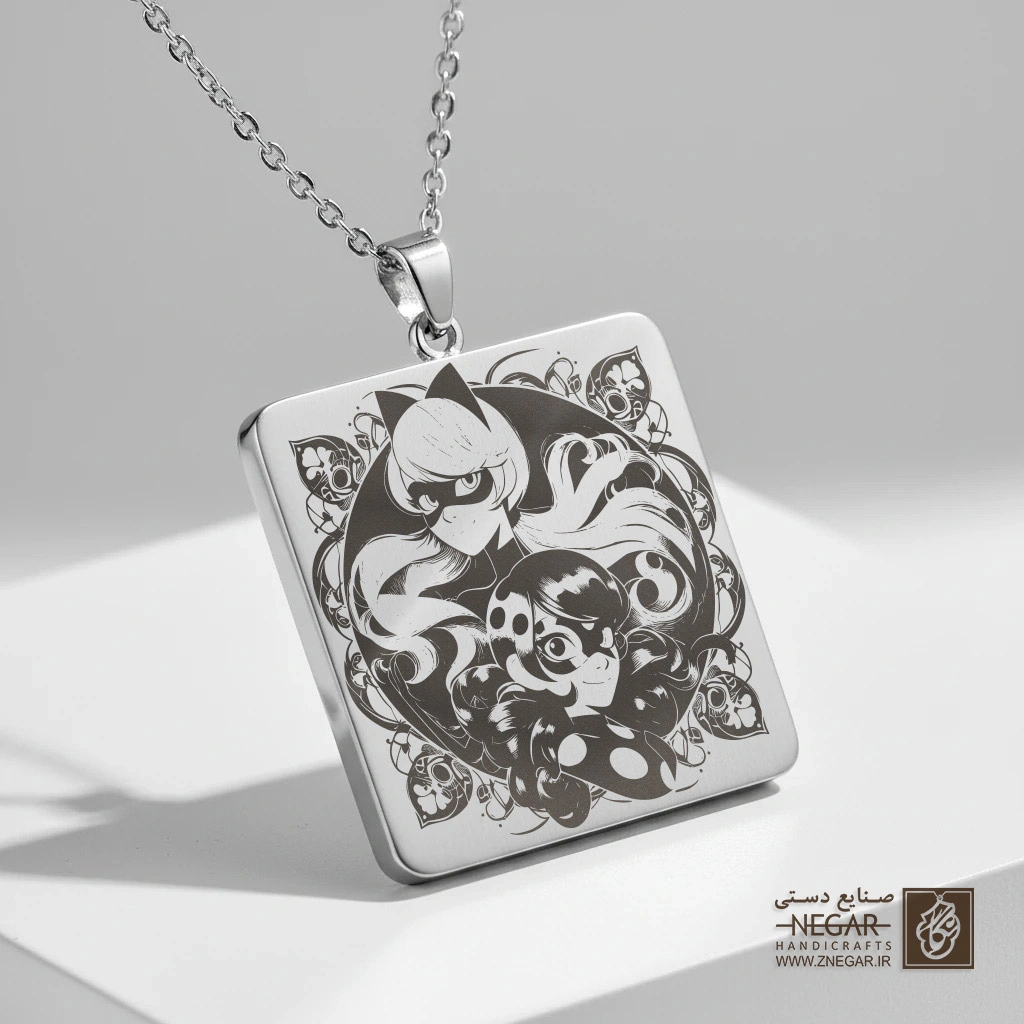گردنبند طرح لیدی‌باگ و کت‌نوار ( دایره) (حکاکی لیزری فایبر، مدل قاب مربع) کد 502316