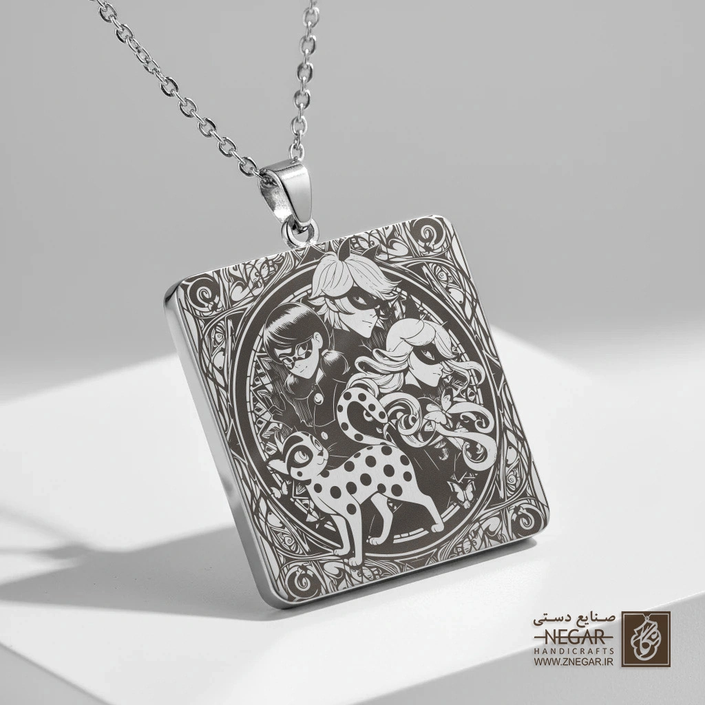گردنبند طرح لیدی‌باگ و گربه سیاه فانتزی (حکاکی لیزری فایبر، مدل قاب مربع) کد 502317