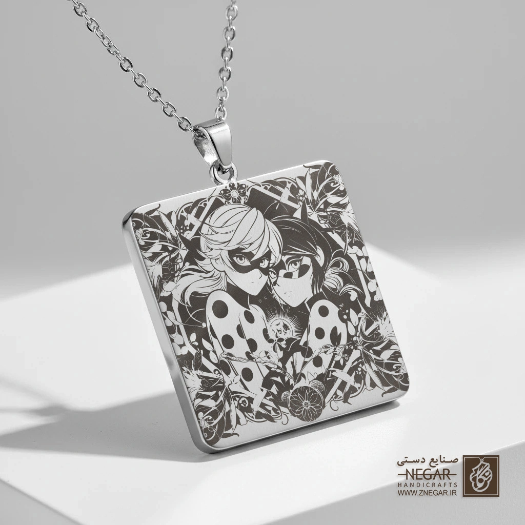 گردنبند طرح لیدی‌باگ و کت‌نوار ( مدرن) (حکاکی لیزری فایبر، مدل قاب مربع) کد 502323