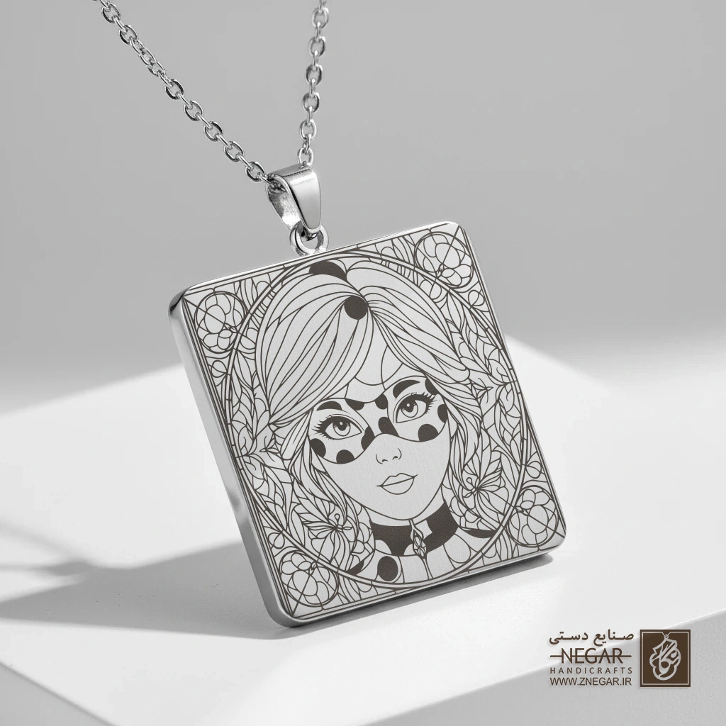 گردنبند طرح چهره لیدی‌باگ (مرینت) (حکاکی لیزری فایبر، مدل قاب مربع) کد 502325
