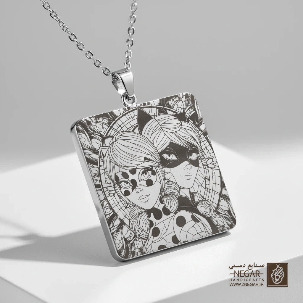 گردنبند طرح لیدی‌باگ و کت‌نوار (نیم‌رخ) (حکاکی لیزری فایبر، مدل قاب مربع) کد 502326