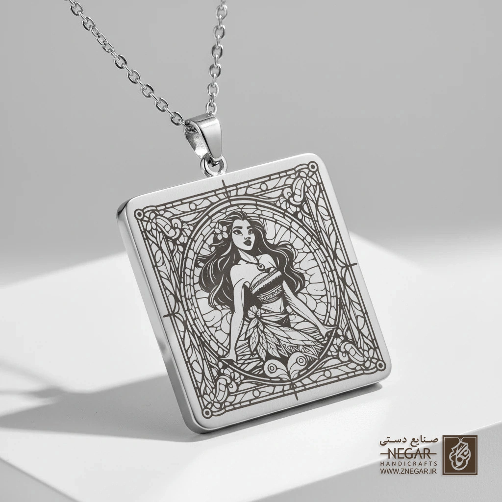 گردنبند طرح موآنا در قاب اسلیمی (حکاکی لیزری فایبر، مدل قاب مربع) کد 502330