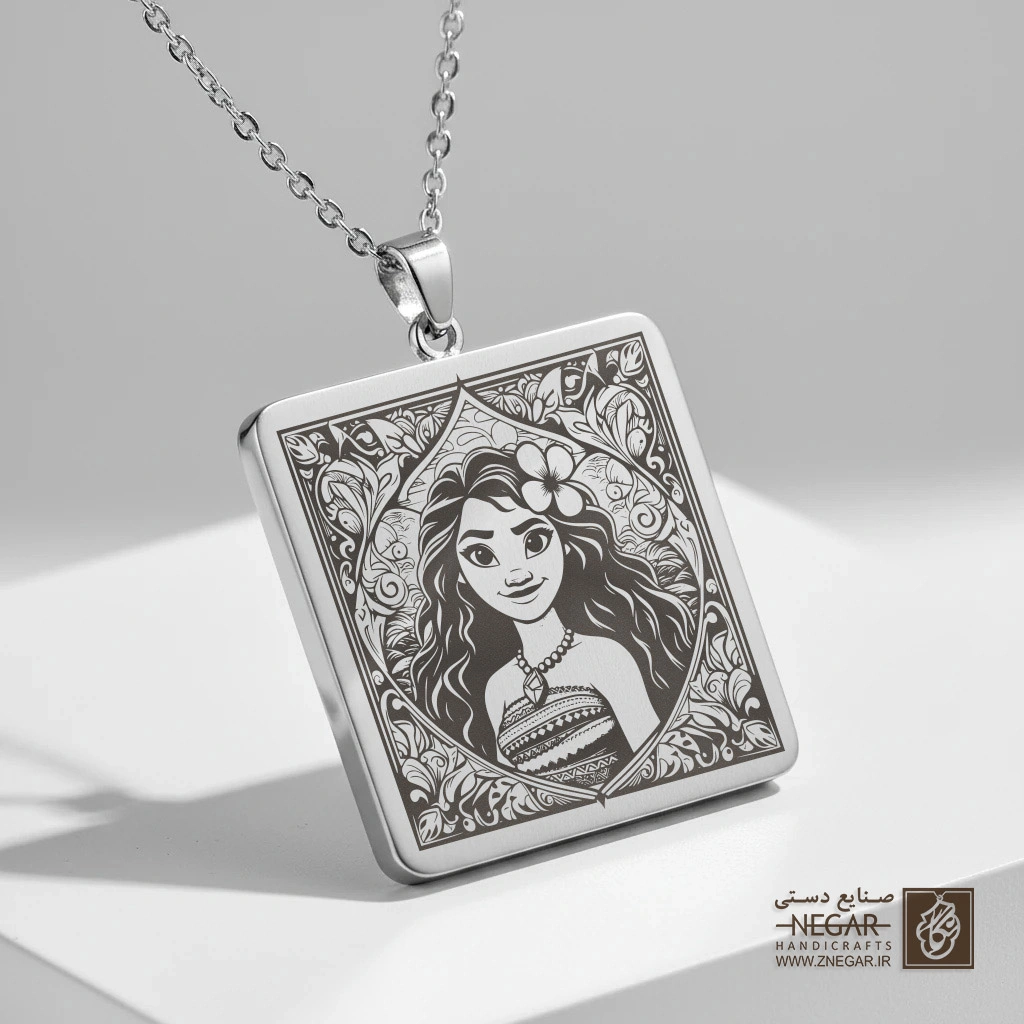 گردنبند طرح چهره موآنا خندان (حکاکی لیزری فایبر، مدل قاب مربع) کد 502331