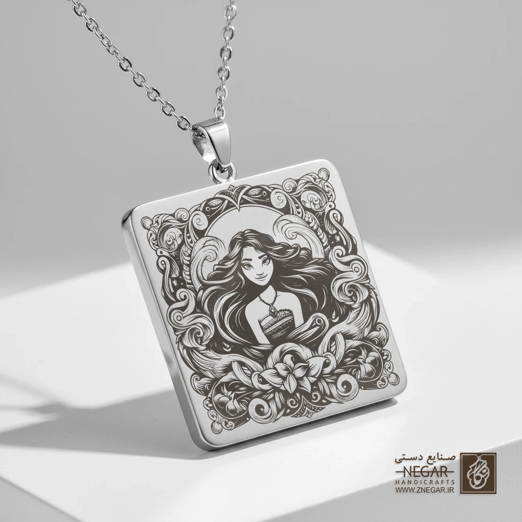 گردنبند طرح موآنا در قاب گل‌دار (حکاکی لیزری فایبر، مدل قاب مربع) کد 502338