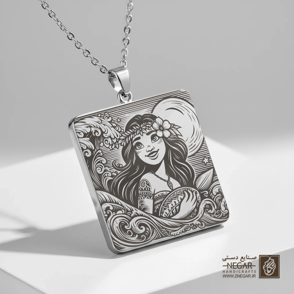 گردنبند طرح موآنا و موج دریا (حکاکی لیزری فایبر، مدل قاب مربع) کد 502339