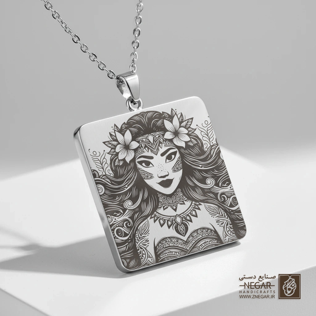 گردنبند طرح چهره موآنا با آرایش آیینی (حکاکی لیزری فایبر، مدل قاب مربع) کد 502341