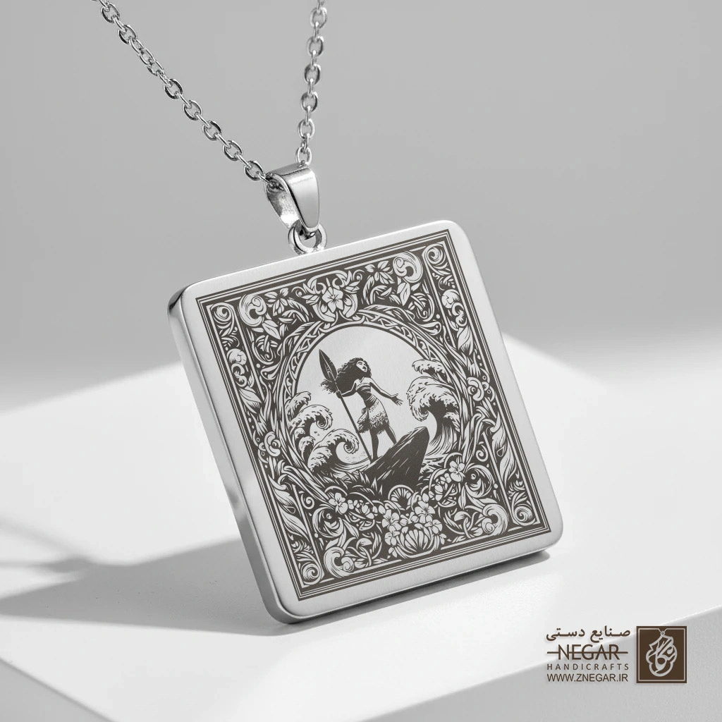 گردنبند طرح موآنا سوار بر موج (حکاکی لیزری فایبر، مدل قاب مربع) کد 502343