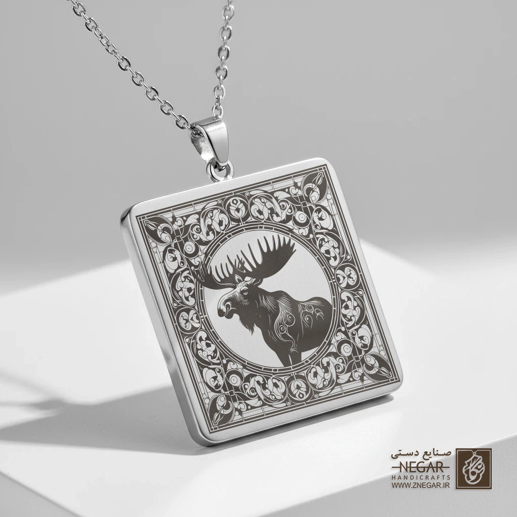 گردنبند طرح گوزن شمالی (Moose) در قاب (حکاکی لیزری فایبر، مدل قاب مربع) کد 502361