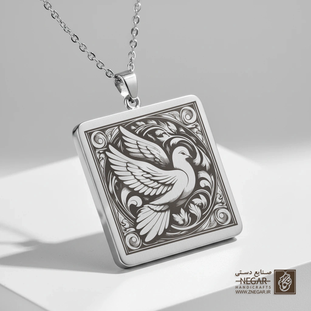 گردنبند طرح کبوتر در حال پرواز (حکاکی لیزری فایبر، مدل قاب مربع) کد 502374