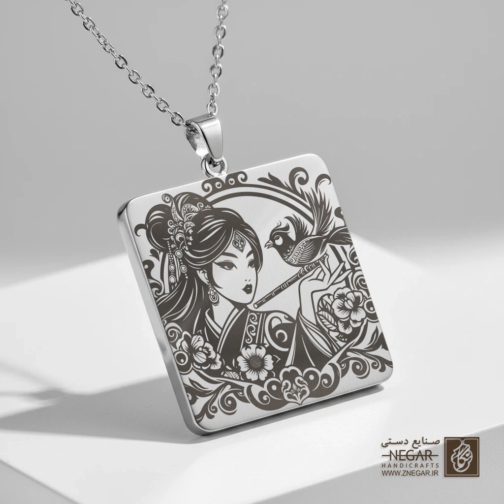 گردنبند طرح مولان و پرنده کوچک (حکاکی لیزری فایبر، مدل قاب مربع) کد 502381
