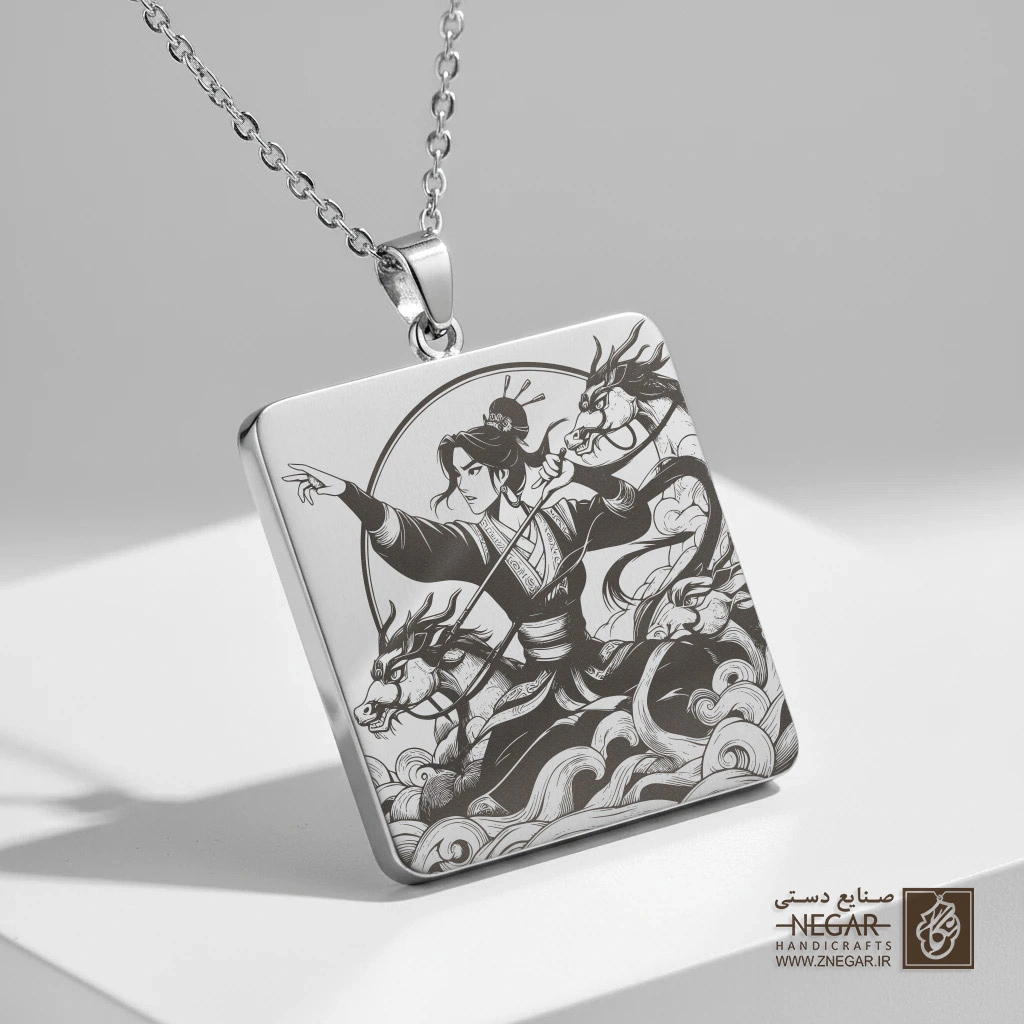 گردنبند طرح مولان سوار بر اسب (حکاکی لیزری فایبر، مدل قاب مربع) کد 502384