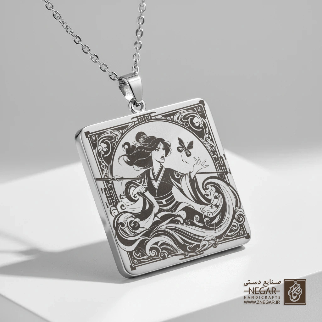 گردنبند طرح مولان در میان پروانه‌ها (حکاکی لیزری فایبر، مدل قاب مربع) کد 502387