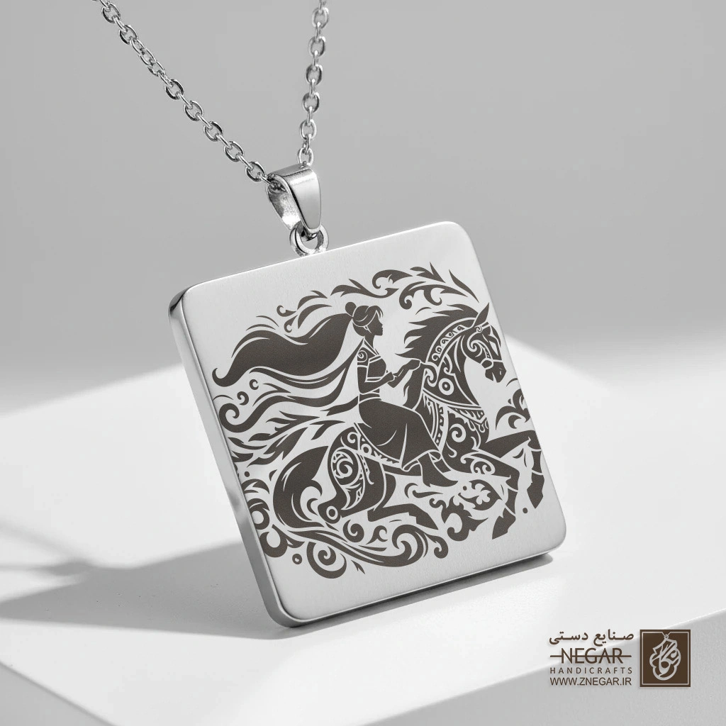 گردنبند طرح مولان بر اسب (حکاکی لیزری فایبر، مدل قاب مربع) کد 502395