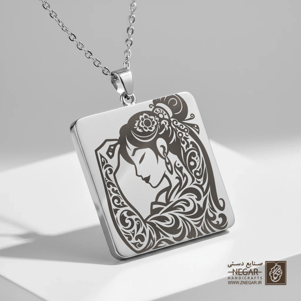 گردنبند طرح نیم‌رخ مولان اسلیمی (حکاکی لیزری فایبر، مدل قاب مربع) کد 502396