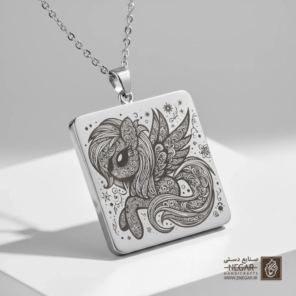 گردنبند طرح پونی با نقوش اسلیمی (حکاکی لیزری فایبر، مدل قاب مربع) کد 502405