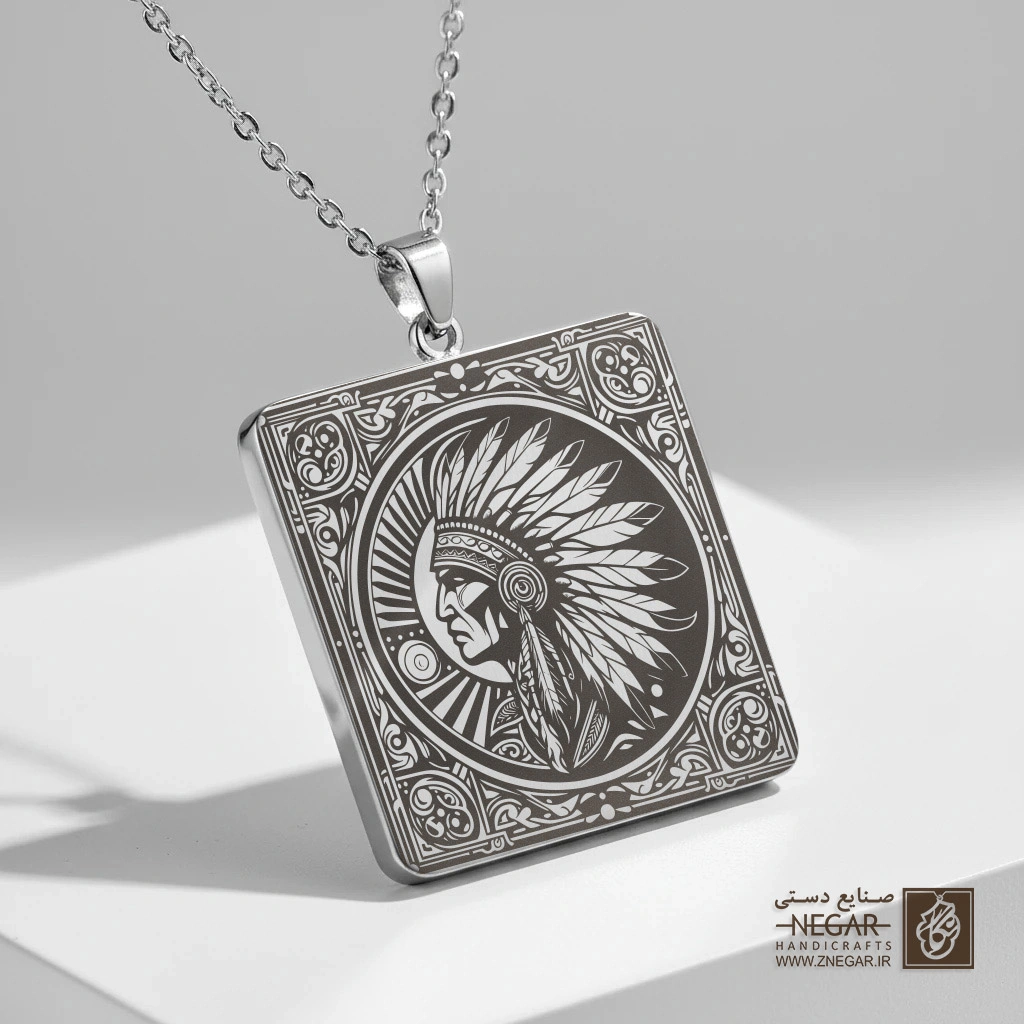 گردنبند طرح سر بومی آمریکا - هلال (حکاکی لیزری فایبر، مدل قاب مربع) کد 502418