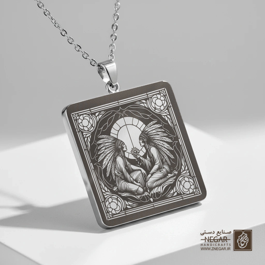 گردنبند طرح کلاسیک بومیان (حکاکی لیزری فایبر، مدل قاب مربع) کد 502423