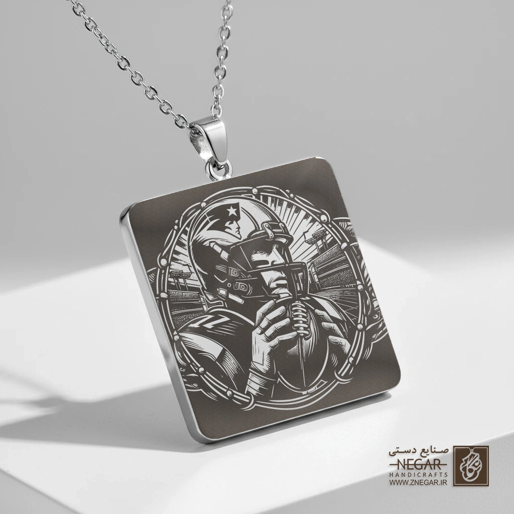 گردنبند طرح کلاه فوتبال پتریوتز (حکاکی لیزری فایبر، مدل قاب مربع) کد 502425