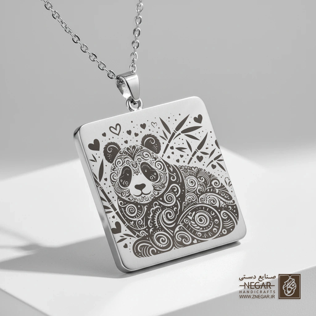 گردنبند طرح پاندا نشسته اسلیمی (حکاکی لیزری فایبر، مدل قاب مربع) کد 502536