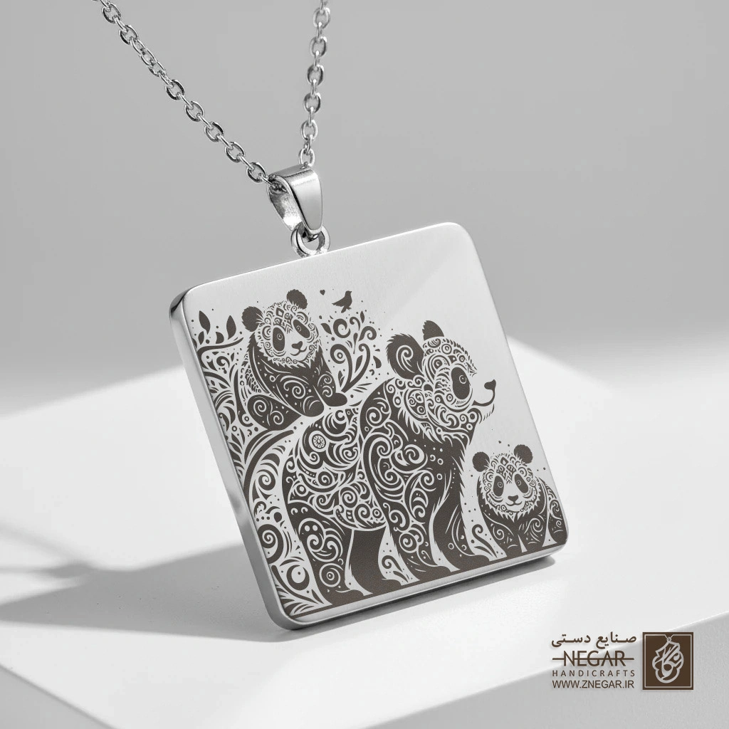 گردنبند طرح پاندا با نقوش گرافیکی (حکاکی لیزری فایبر، مدل قاب مربع) کد 502539