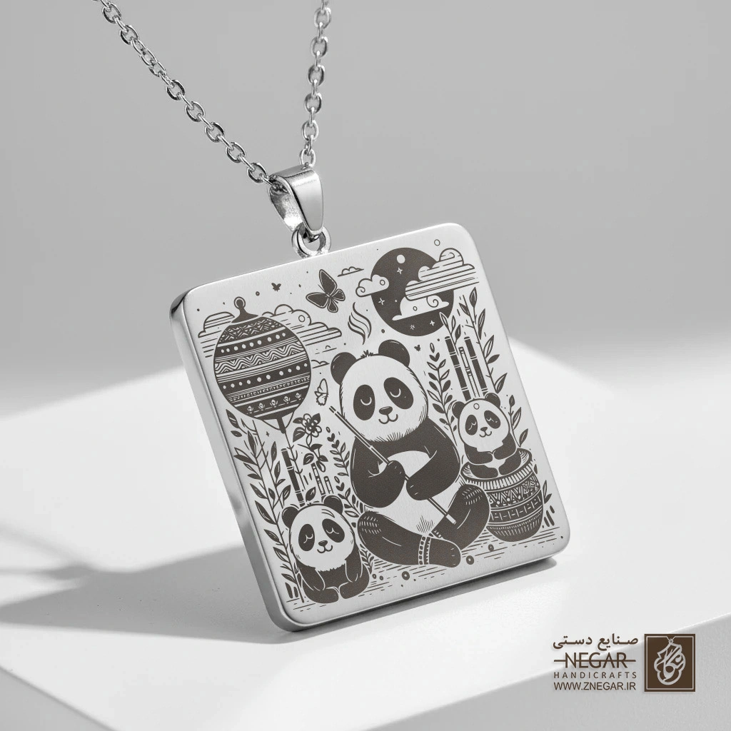 گردنبند طرح پاندا و فانوس شرقی (حکاکی لیزری فایبر، مدل قاب مربع) کد 502548