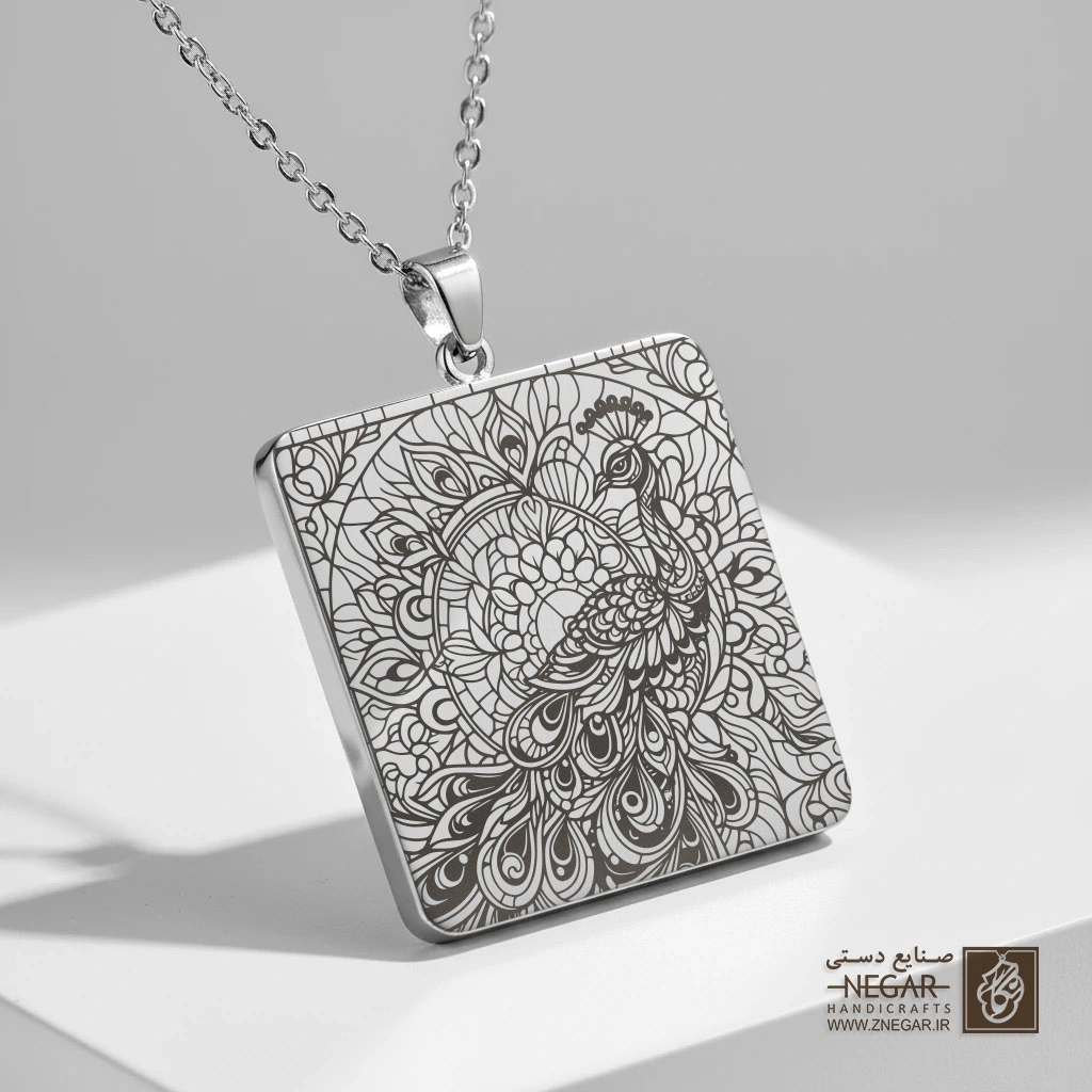 گردنبند طرح طاووس با دم باز (حکاکی لیزری فایبر، مدل قاب مربع) کد 502565
