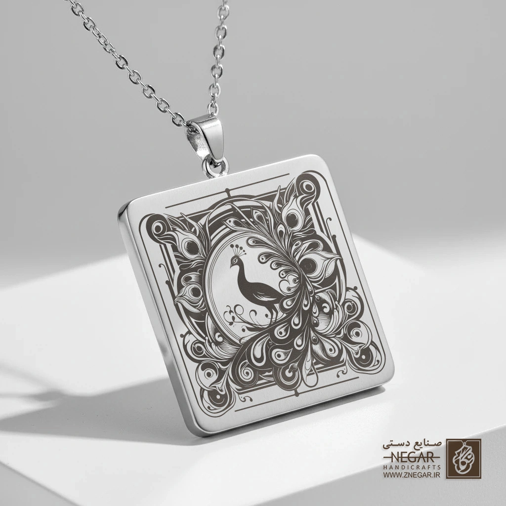گردنبند طرح طاووس و ماه (حکاکی لیزری فایبر، مدل قاب مربع) کد 502568