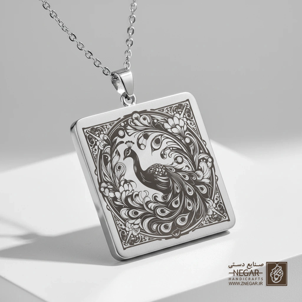 گردنبند طرح طاووس در قاب دایره (حکاکی لیزری فایبر، مدل قاب مربع) کد 502569