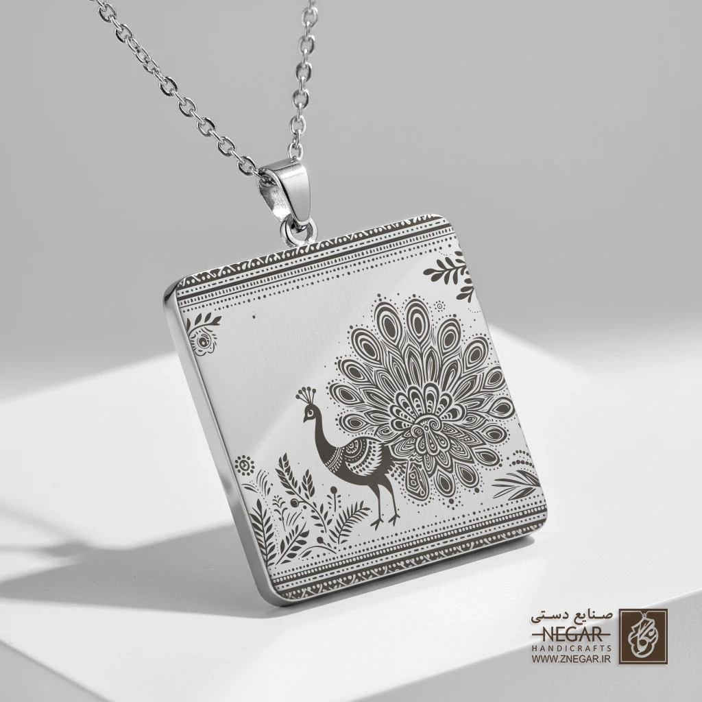 گردنبند طرح طاووس مینیمال (حکاکی لیزری فایبر، مدل قاب مربع) کد 502572