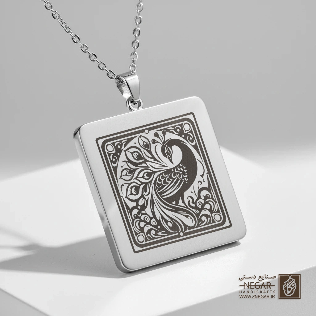 گردنبند طرح طاووس هندسی (حکاکی لیزری فایبر، مدل قاب مربع) کد 502574