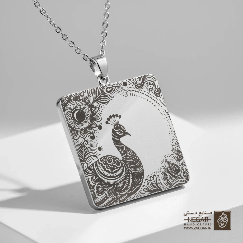 گردنبند طرح طاووس در قاب خورشید (حکاکی لیزری فایبر، مدل قاب مربع) کد 502575