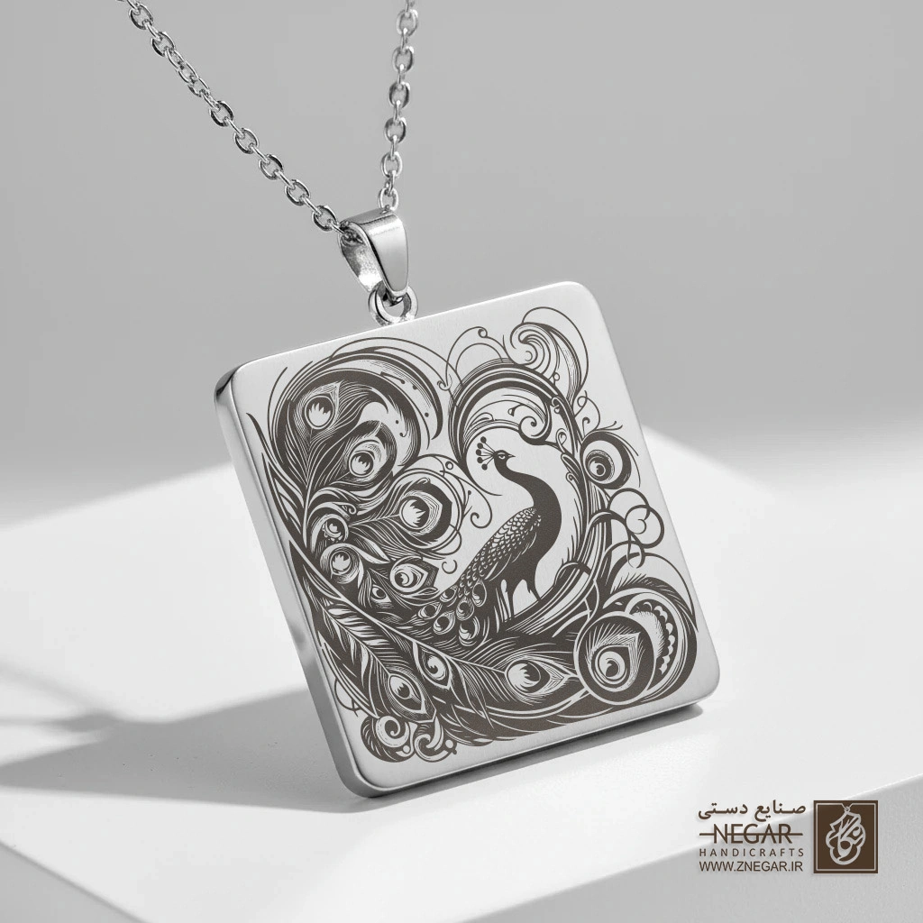 گردنبند طرح طاووس و نقوش پیچیده (حکاکی لیزری فایبر، مدل قاب مربع) کد 502576