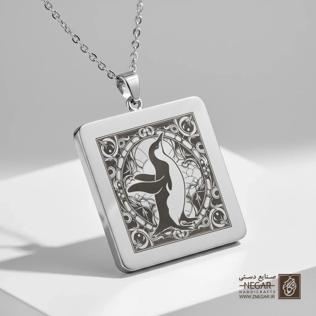 گردنبند طرح پنگوئن در قاب دایره (حکاکی لیزری فایبر، مدل قاب مربع) کد 502581